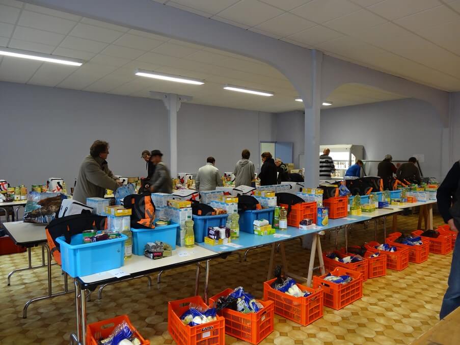 Distribution de la banque alimentaire dans une salle de la Filature de Gouville-sur-Mer