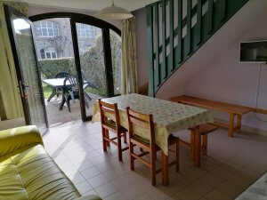Salon et salle à manger avec télévision des gîtes communaux de Gouville-sur-mer