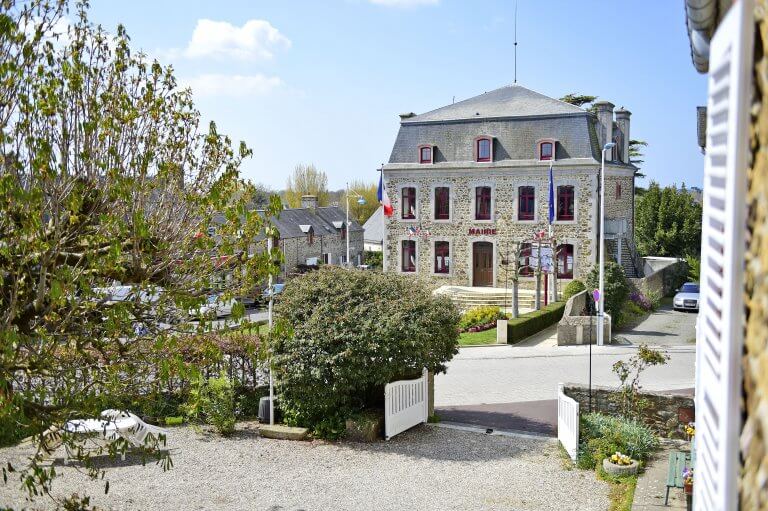 façade de la mairie de Gouville-sur-Mer